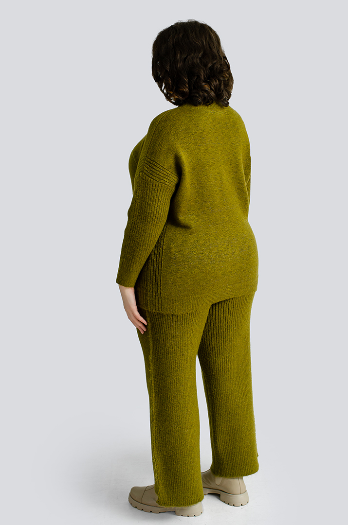 В'язаний костюм із брюками та прикрасою великих розмірів