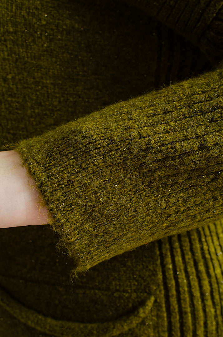 В'язаний костюм із брюками та прикрасою великих розмірів