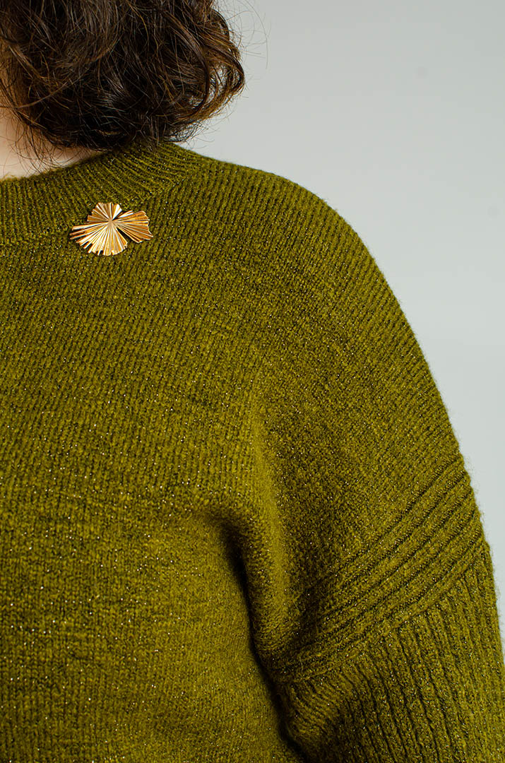 В'язаний костюм із брюками та прикрасою великих розмірів