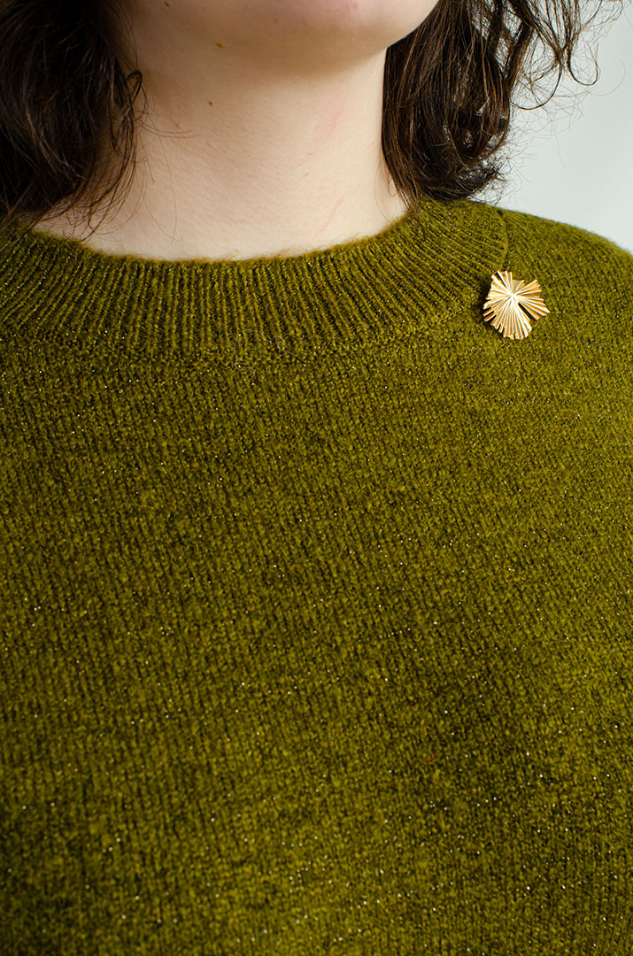 В'язаний костюм із брюками та прикрасою великих розмірів