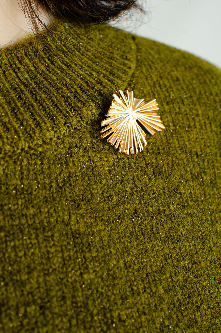 В'язаний костюм із брюками та прикрасою великих розмірів