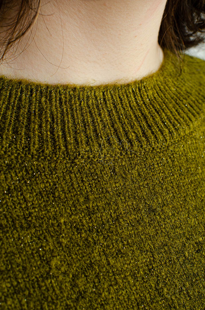 В'язаний костюм із брюками та прикрасою великих розмірів