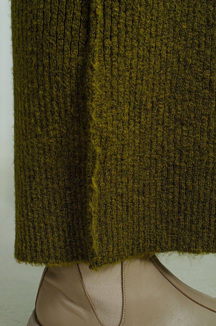 В'язаний костюм із брюками та прикрасою великих розмірів