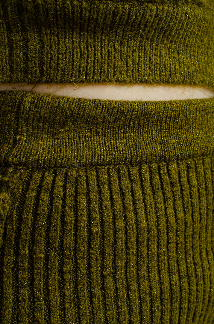 В'язаний костюм із брюками та прикрасою великих розмірів