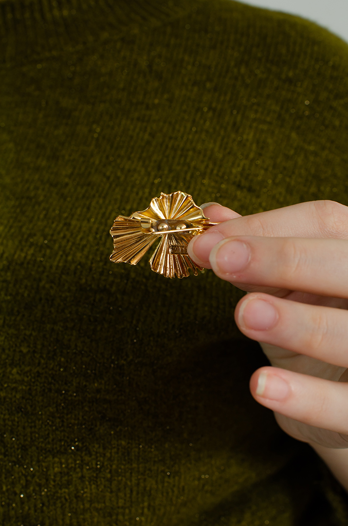 В'язаний костюм із брюками та прикрасою великих розмірів