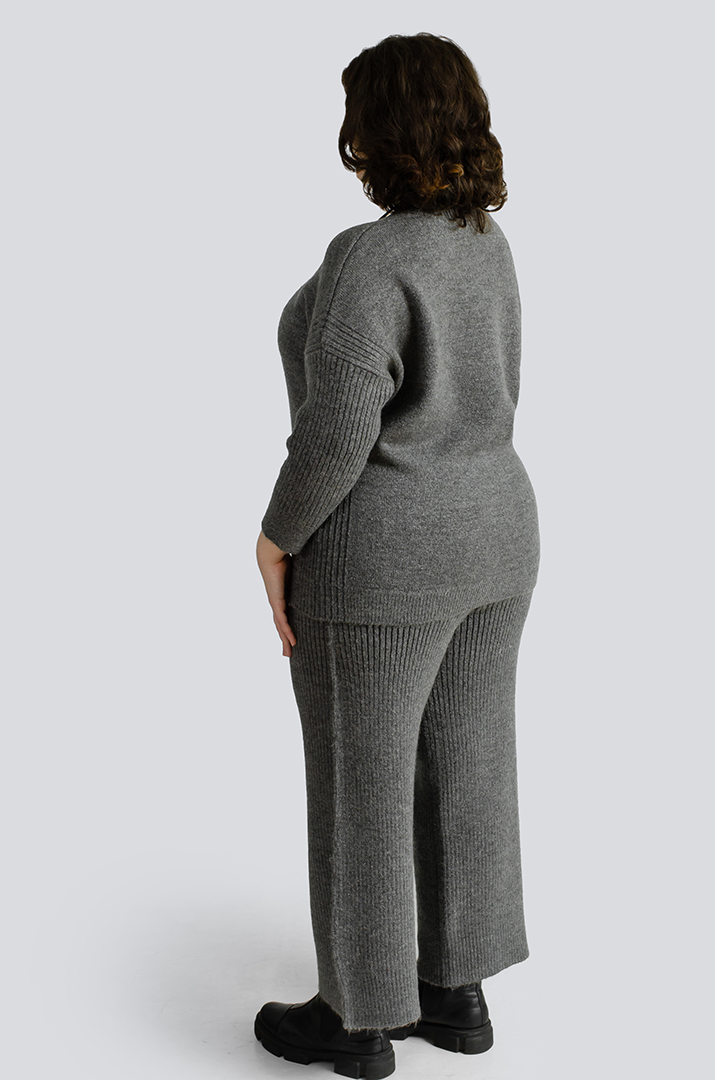 В'язаний костюм із брюками та прикрасою великих розмірів