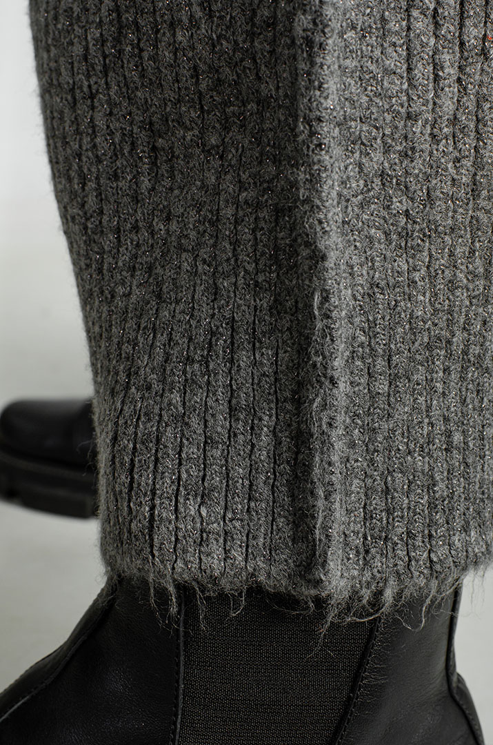 В'язаний костюм із брюками та прикрасою великих розмірів