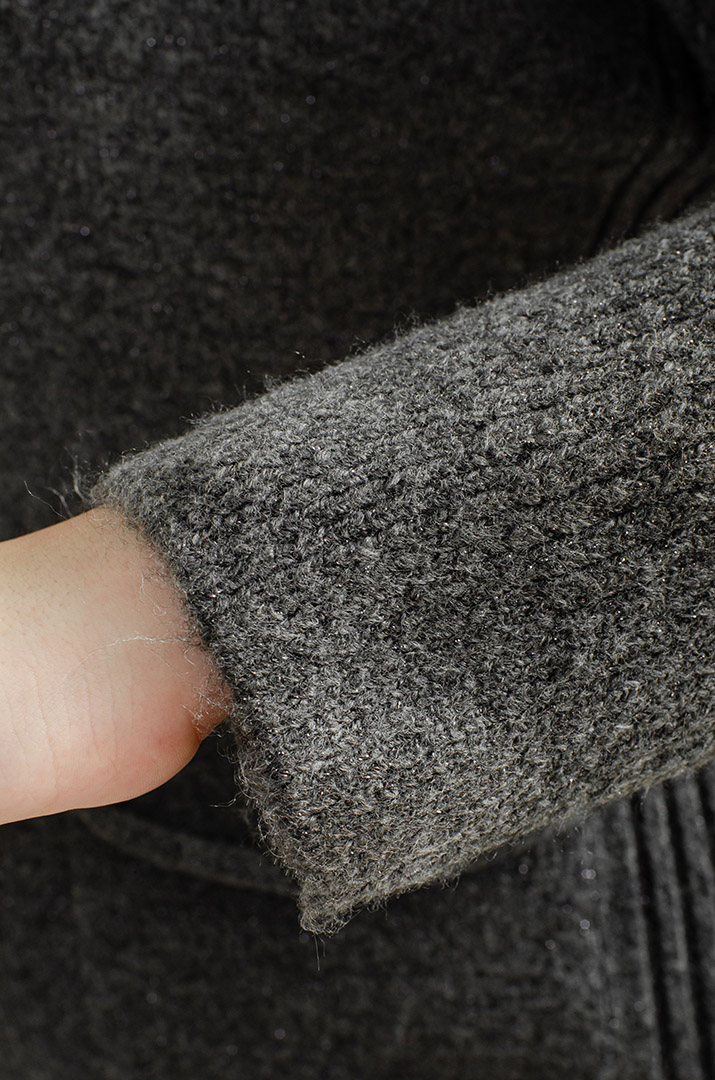 В'язаний костюм із брюками та прикрасою великих розмірів