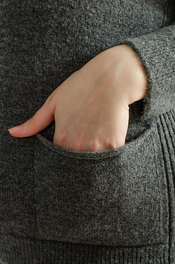 В'язаний костюм із брюками та прикрасою великих розмірів