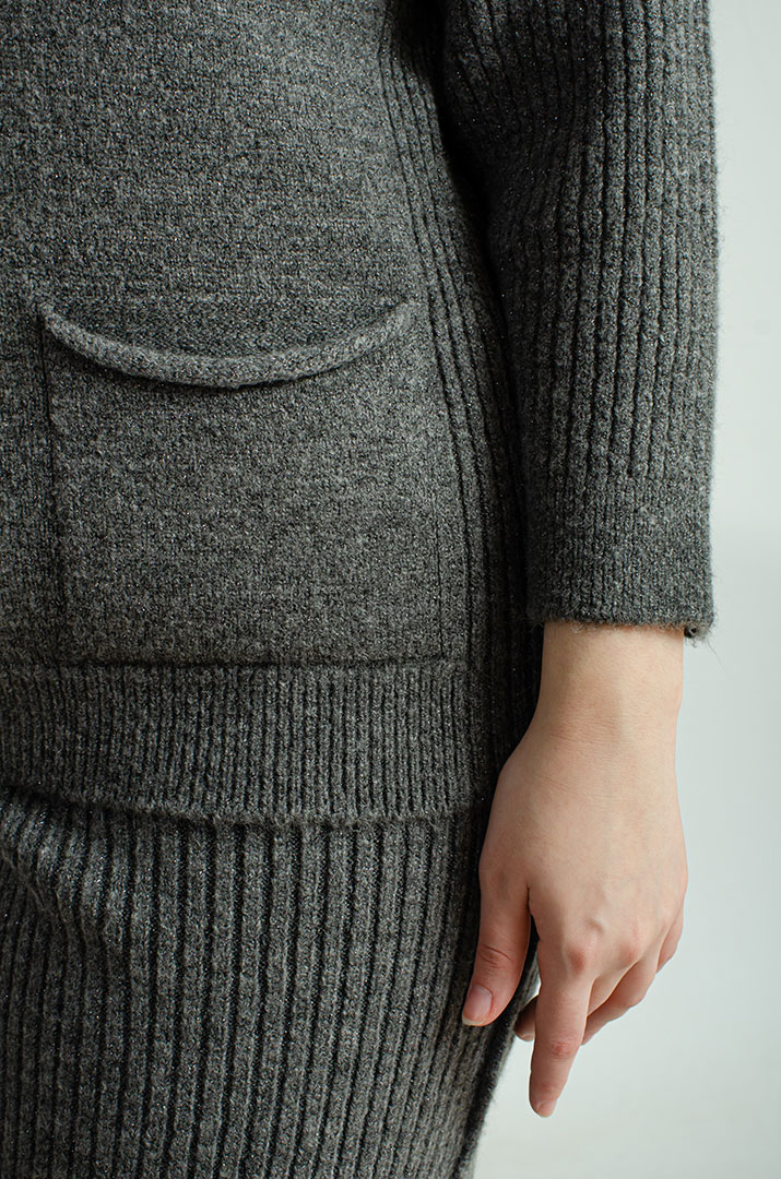 В'язаний костюм із брюками та прикрасою великих розмірів