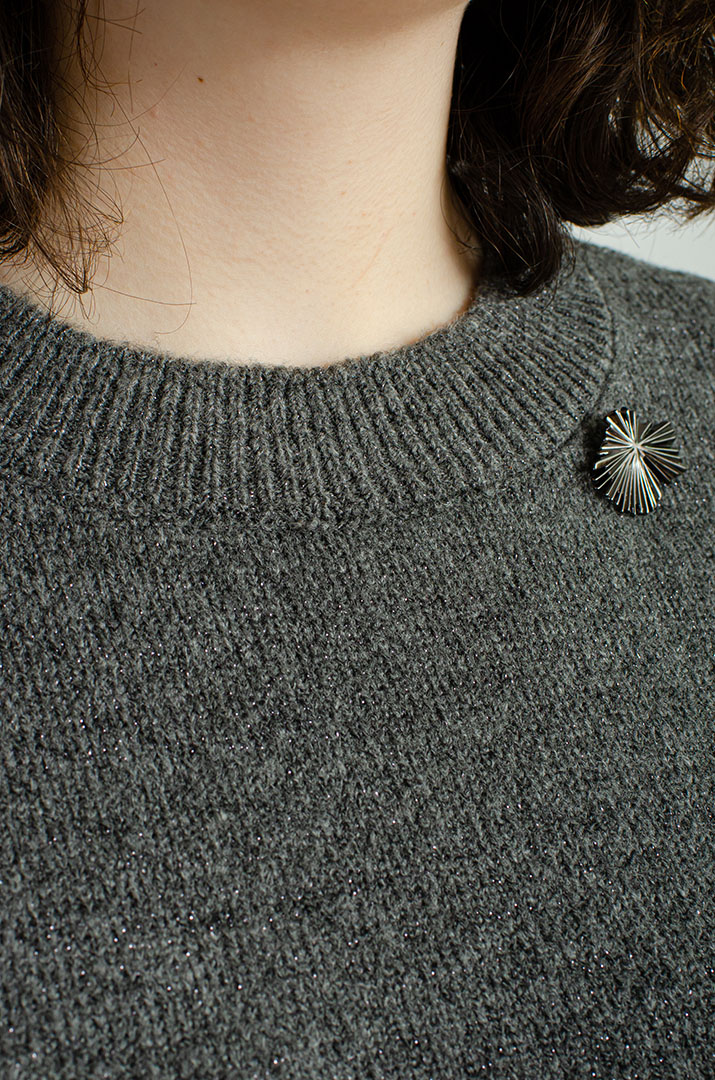 В'язаний костюм із брюками та прикрасою великих розмірів