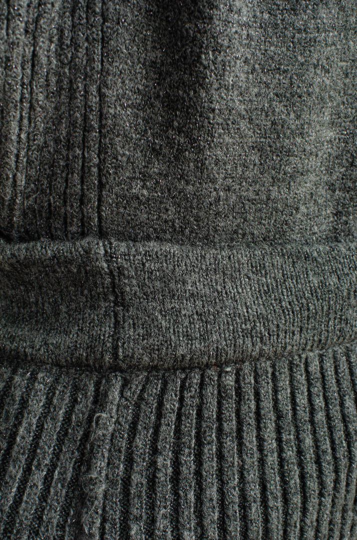 В'язаний костюм із брюками та прикрасою великих розмірів