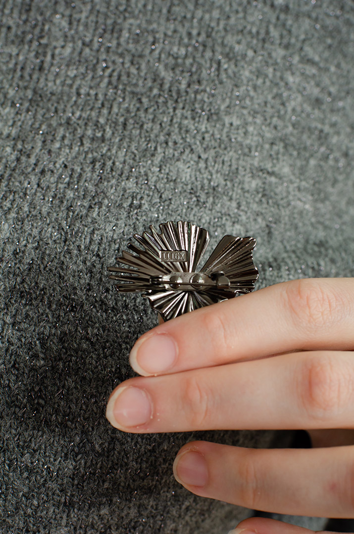 В'язаний костюм із брюками та прикрасою великих розмірів