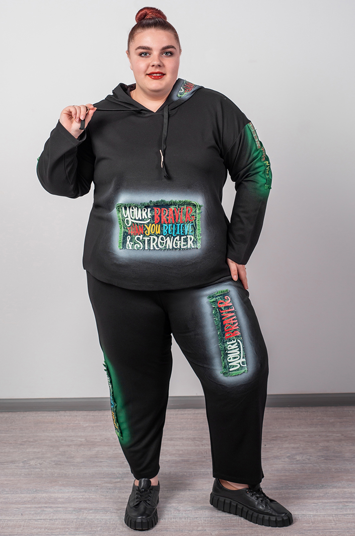 Чорний прогулянковий костюм з контрастними вставками та мотиваційними написами великих розмірів
