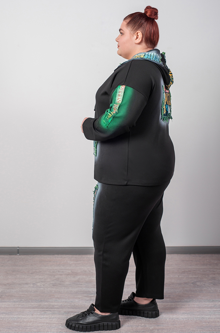 Чорний прогулянковий костюм з контрастними вставками та мотиваційними написами великих розмірів