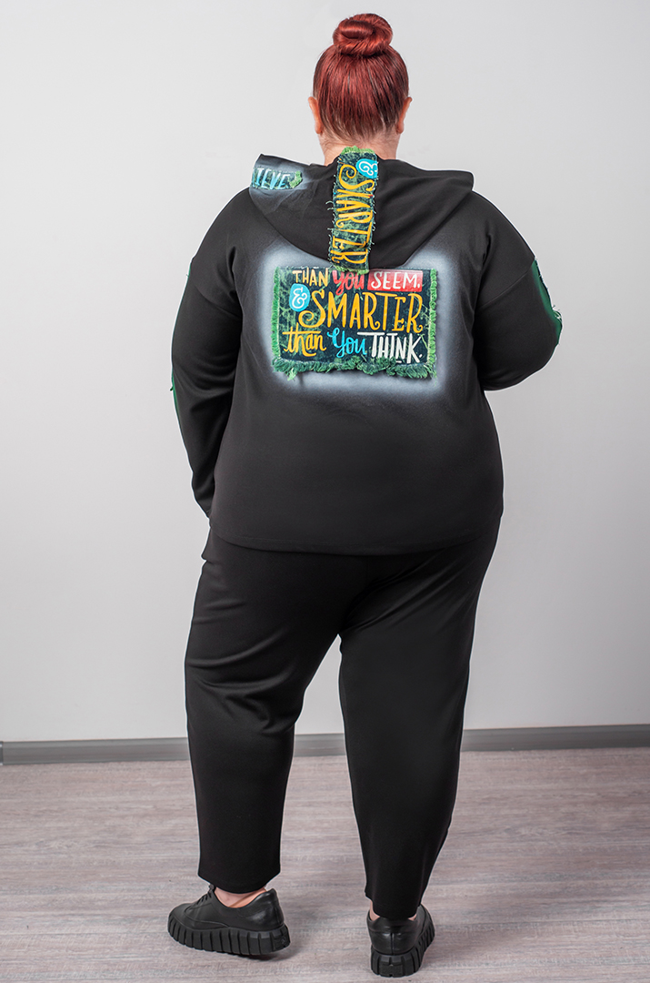 Чорний прогулянковий костюм з контрастними вставками та мотиваційними написами великих розмірів