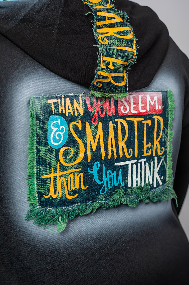 Чорний прогулянковий костюм з контрастними вставками та мотиваційними написами великих розмірів