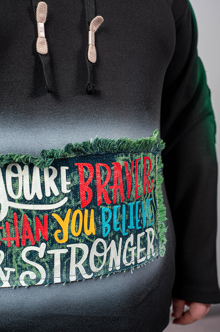 Чорний прогулянковий костюм з контрастними вставками та мотиваційними написами великих розмірів