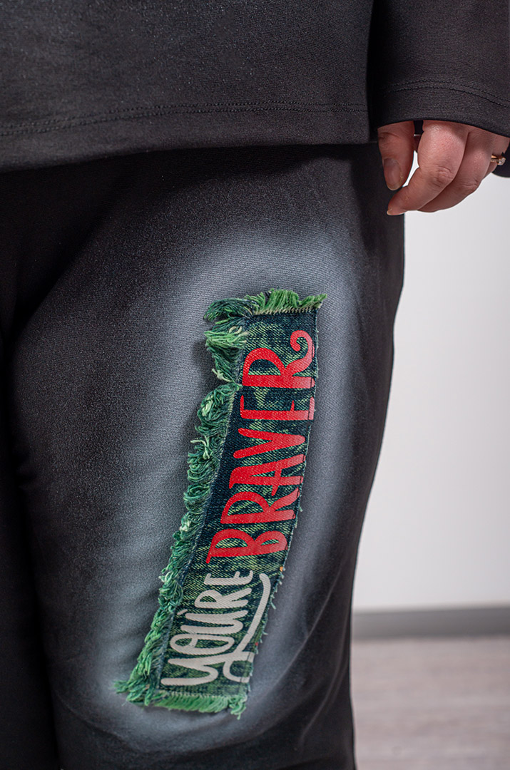 Чорний прогулянковий костюм з контрастними вставками та мотиваційними написами великих розмірів