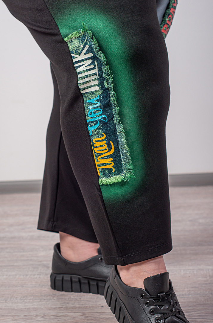 Чорний прогулянковий костюм з контрастними вставками та мотиваційними написами великих розмірів