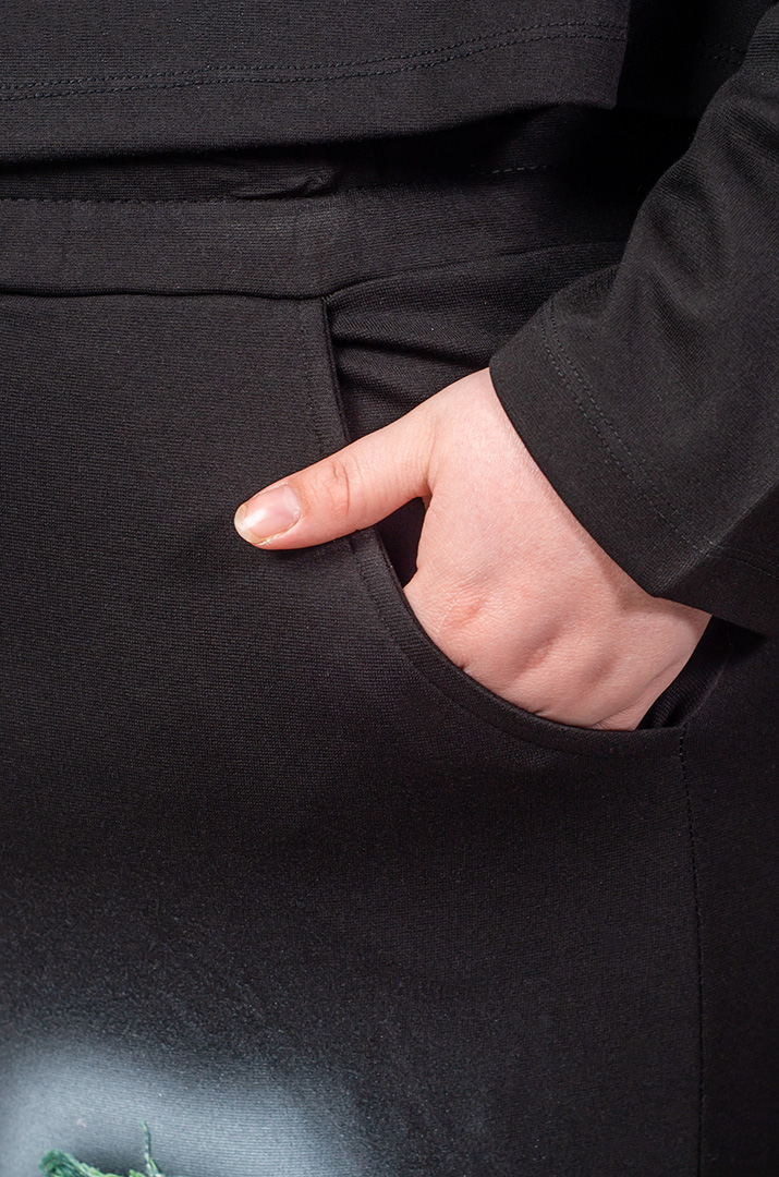 Чорний прогулянковий костюм з контрастними вставками та мотиваційними написами великих розмірів