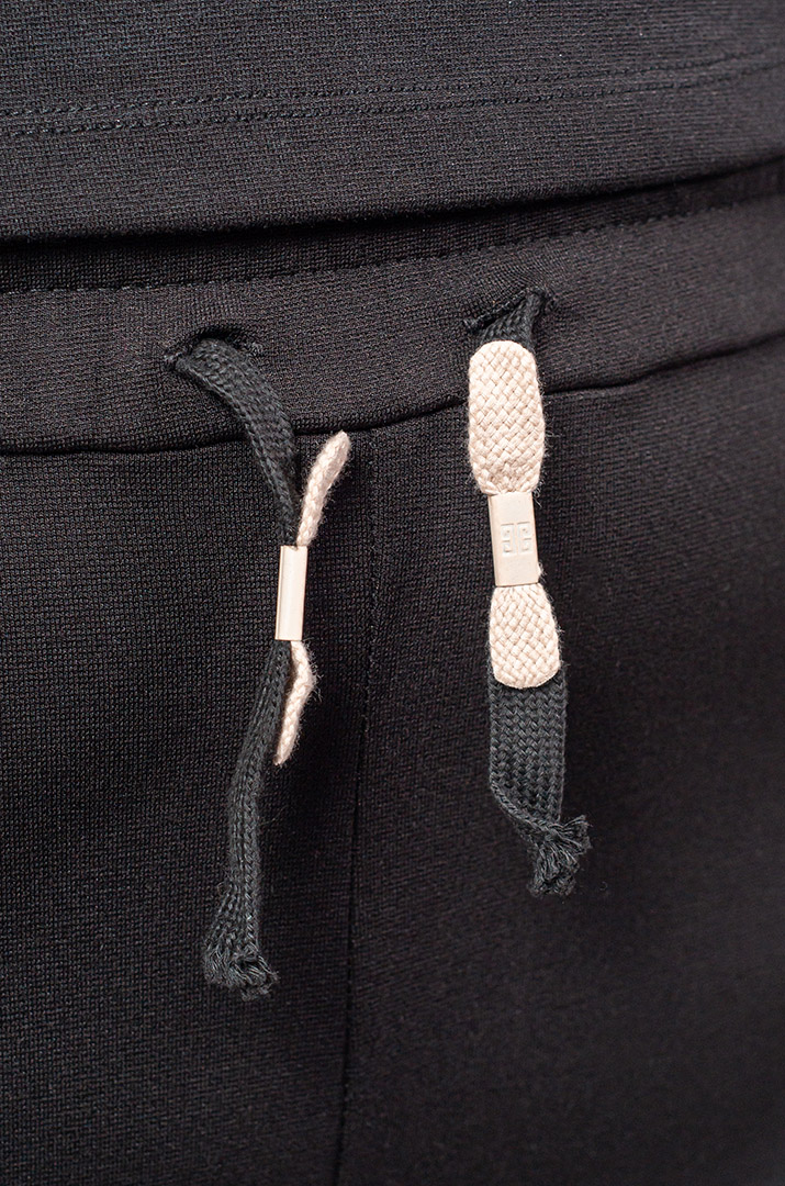 Чорний прогулянковий костюм з контрастними вставками та мотиваційними написами великих розмірів