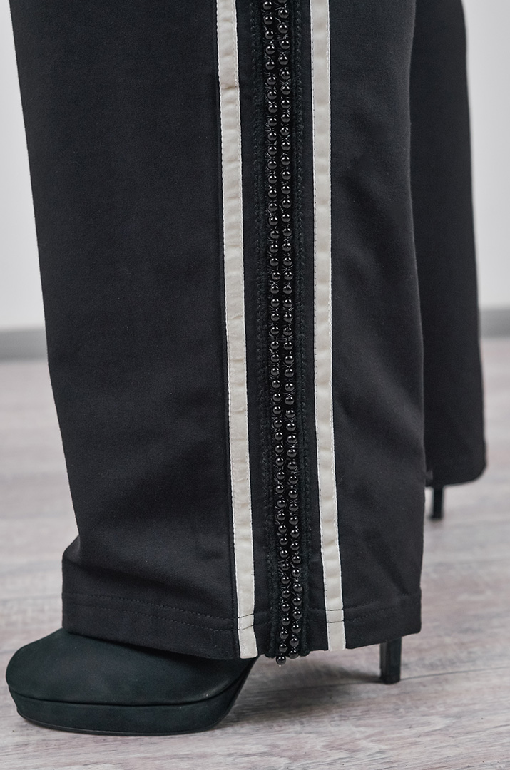 Прогулянковий костюм з гіпюровими вставками та з бусинками великих розмірів