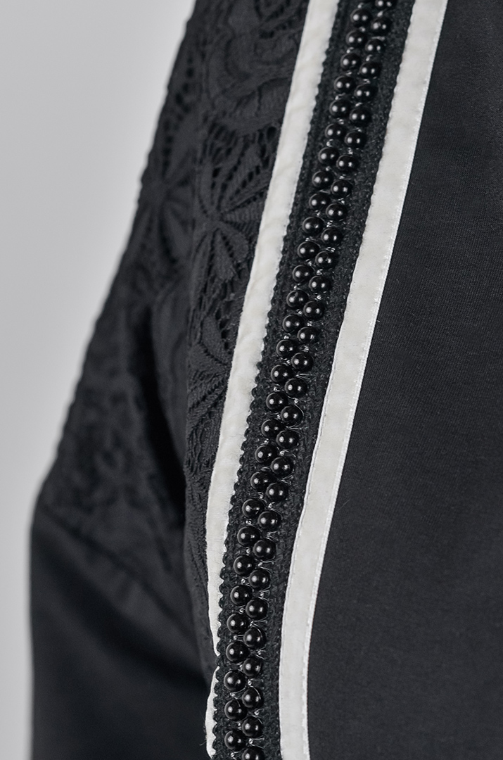 Прогулянковий костюм з гіпюровими вставками та з бусинками великих розмірів