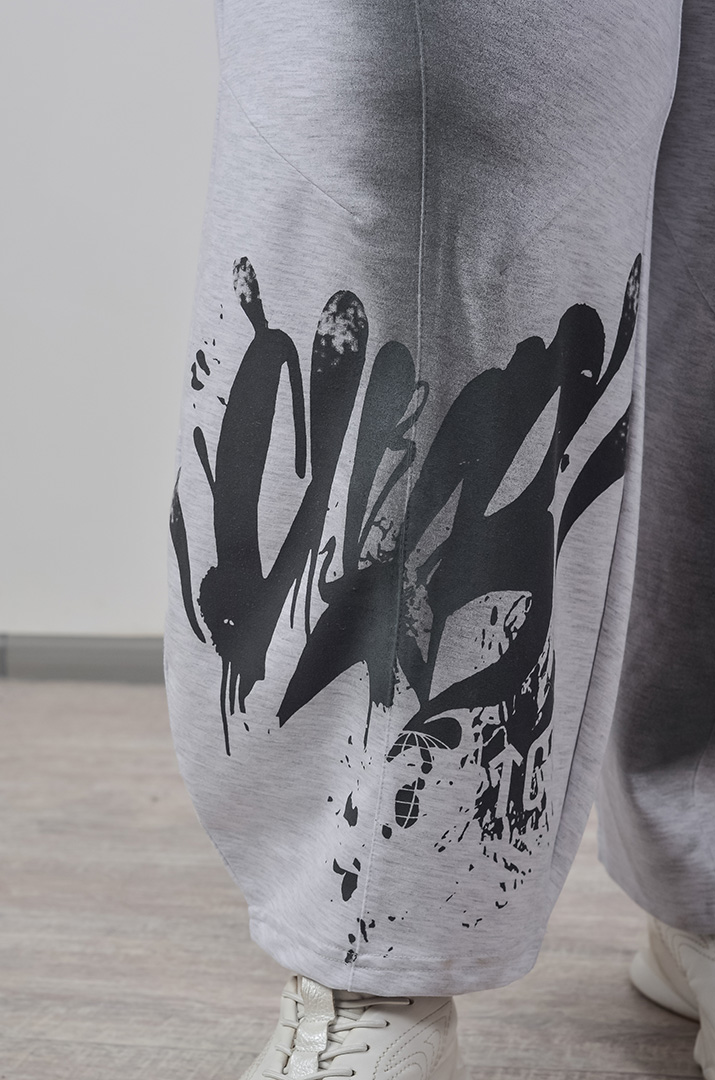 Прогулочный костюм с застежкой с графическим акцентом больших размеров