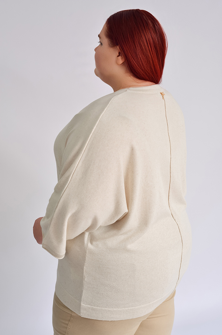 Пуловер вязанный с золотистым принтом больших размеров