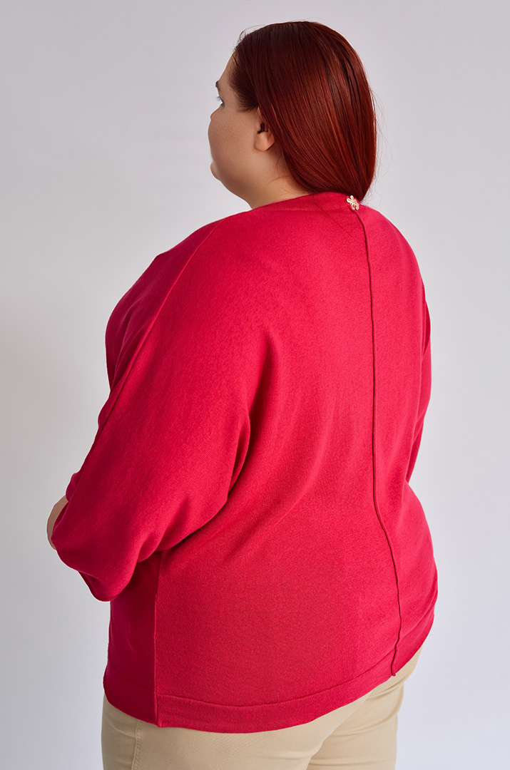 Пуловер вязанный с золотистым принтом больших размеров