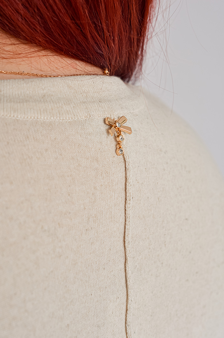 Пуловер вязанный с золотистым принтом больших размеров