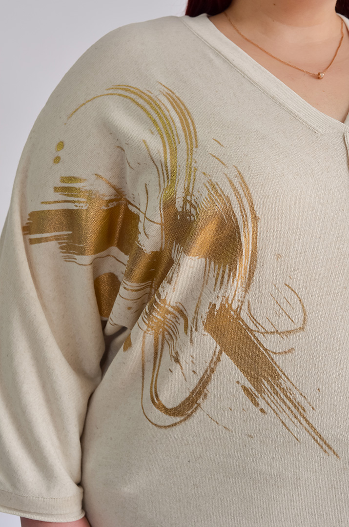 Пуловер вязанный с золотистым принтом больших размеров