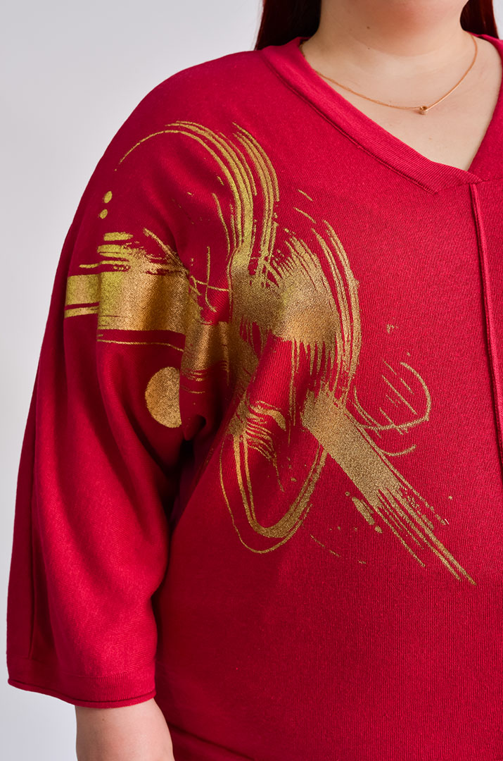 Пуловер вязанный с золотистым принтом больших размеров