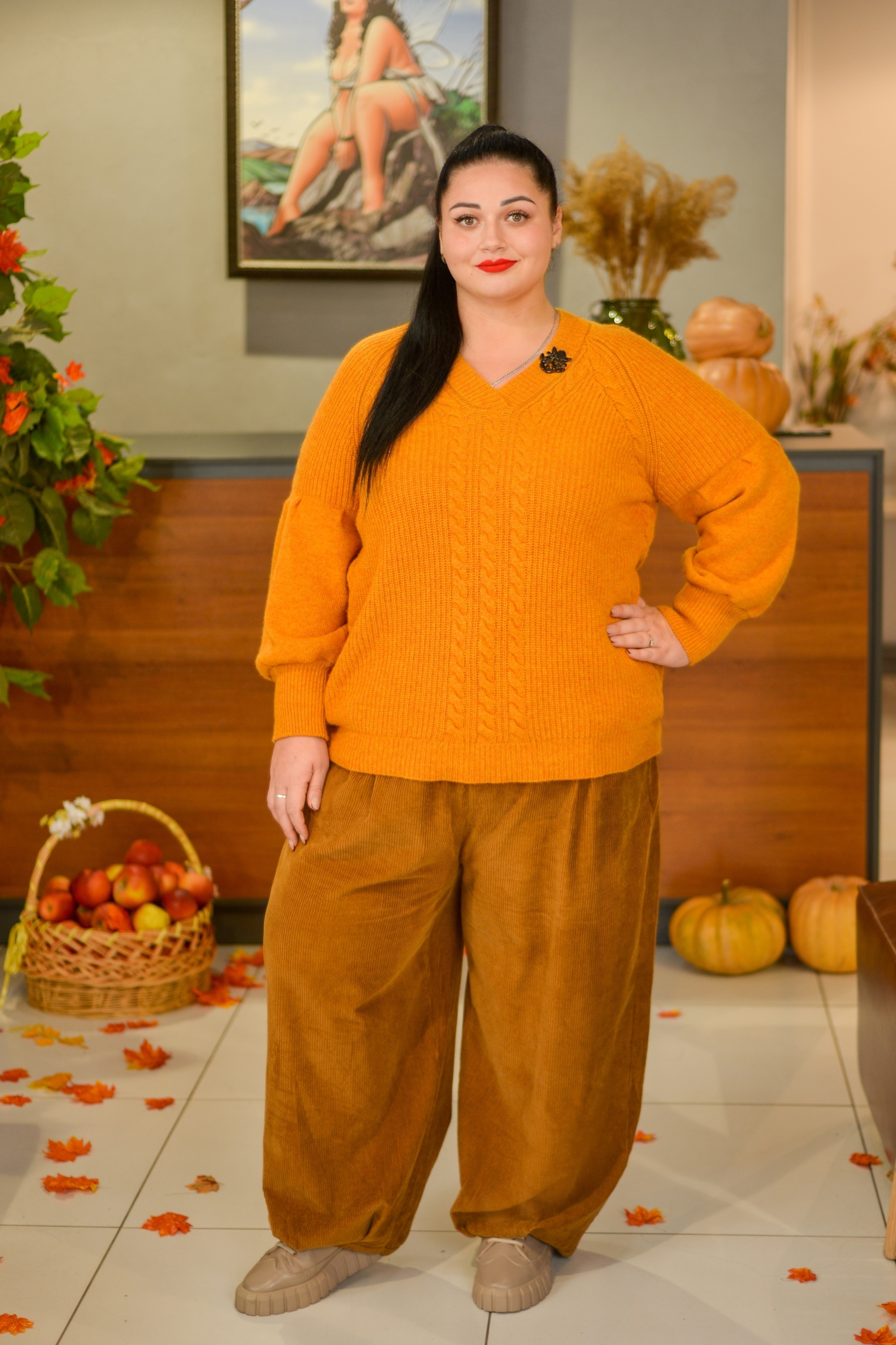 Пуловер з фактурною в'язкою та прикрасою великих розмірів