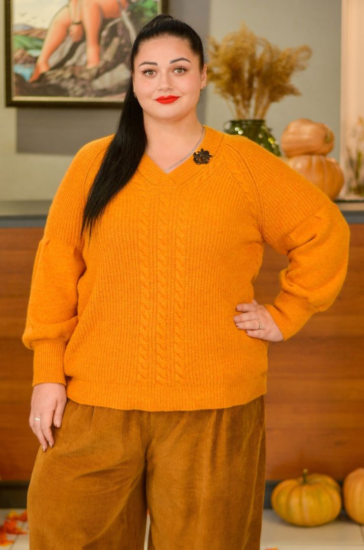Пуловер з фактурною в'язкою та прикрасою великих розмірів