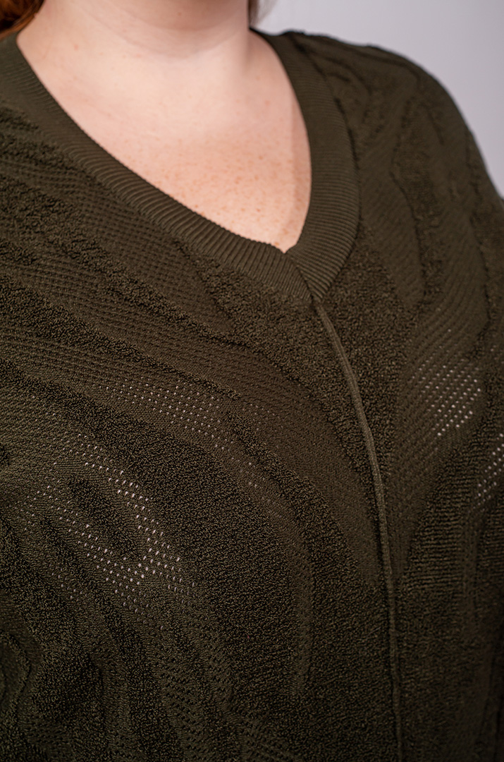 Пуловер з фактурним візерунком і накладними кишенями великих розмірів