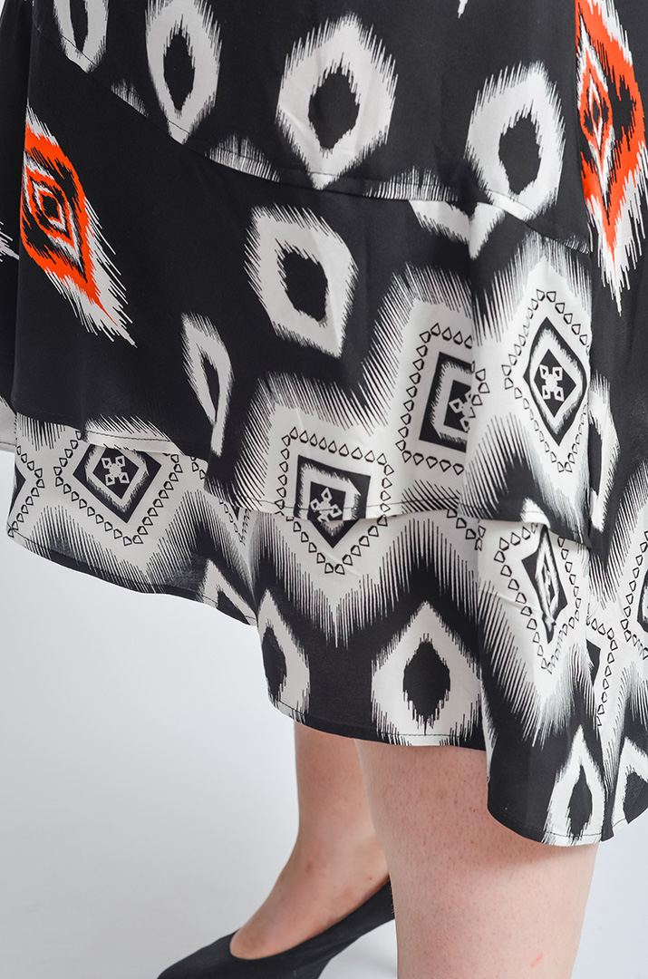 Сарафан-платье с геометрическим принтом и асимметричным низом больших размеров