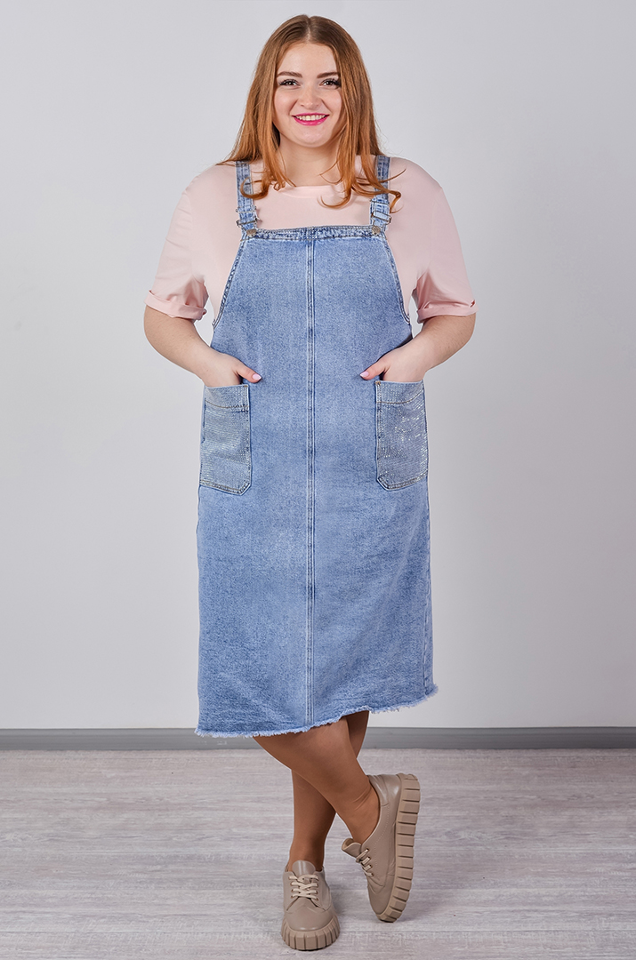 Джинсовий сарафан в блакитному відтінку з акцентними кишенями великих розмірів