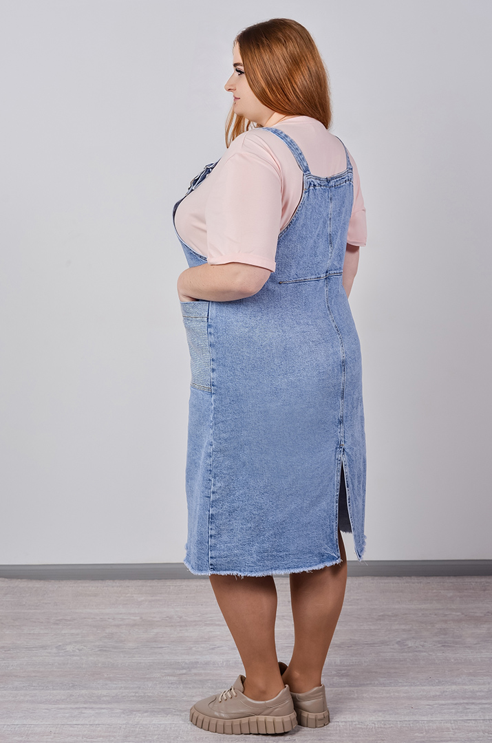Джинсовий сарафан в блакитному відтінку з акцентними кишенями великих розмірів
