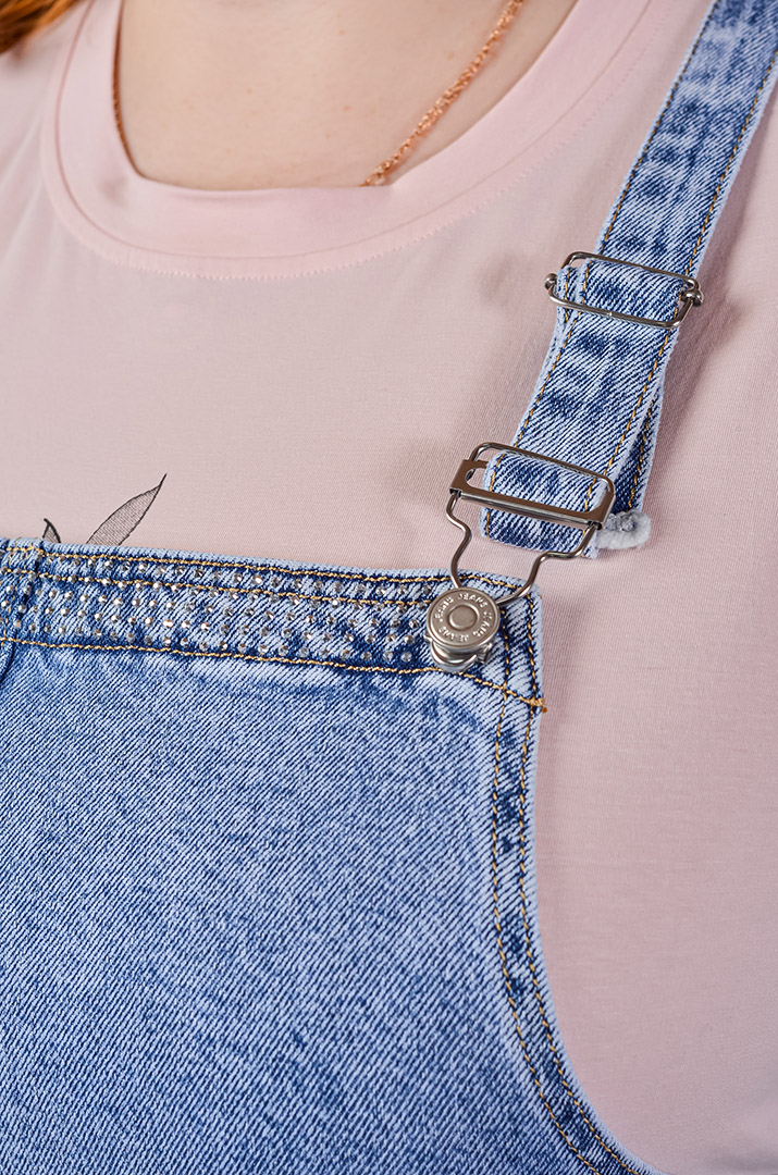 Джинсовий сарафан в блакитному відтінку з акцентними кишенями великих розмірів