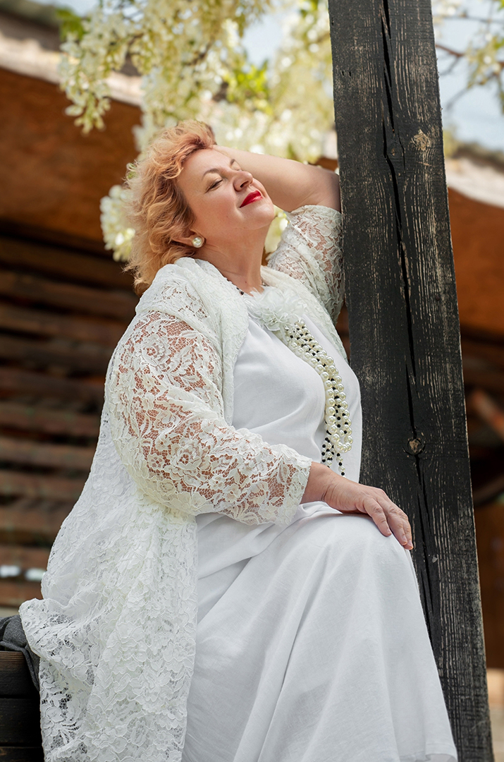 Сарафан-платье с гипюровым кардиганом и акцентным ожерельем больших размеров