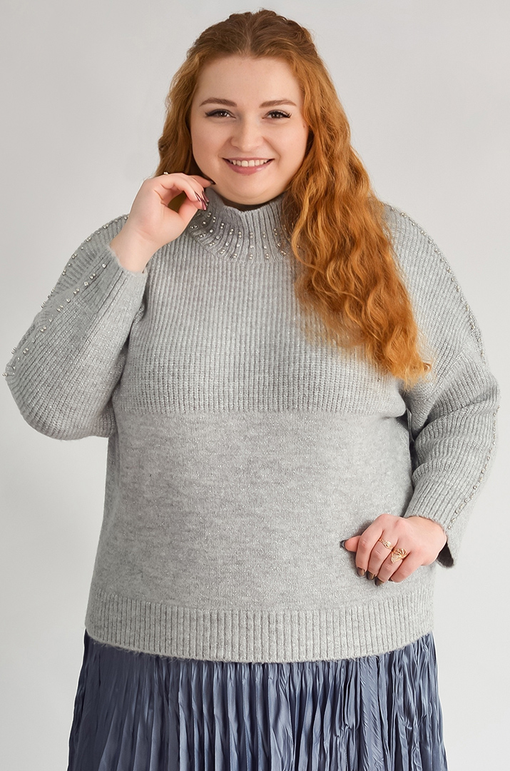 Светр з фактурною в’язкою та декором з намистим великих розмірів