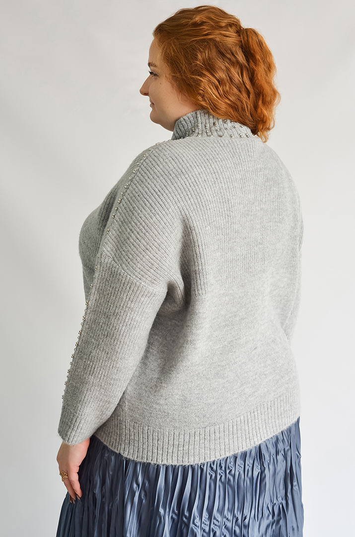 Светр з фактурною в’язкою та декором з намистим великих розмірів