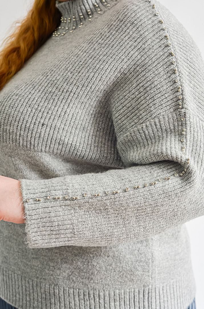 Светр з фактурною в’язкою та декором з намистим великих розмірів