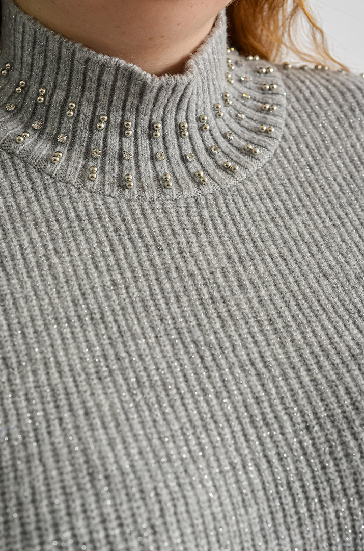 Светр з фактурною в’язкою та декором з намистим великих розмірів