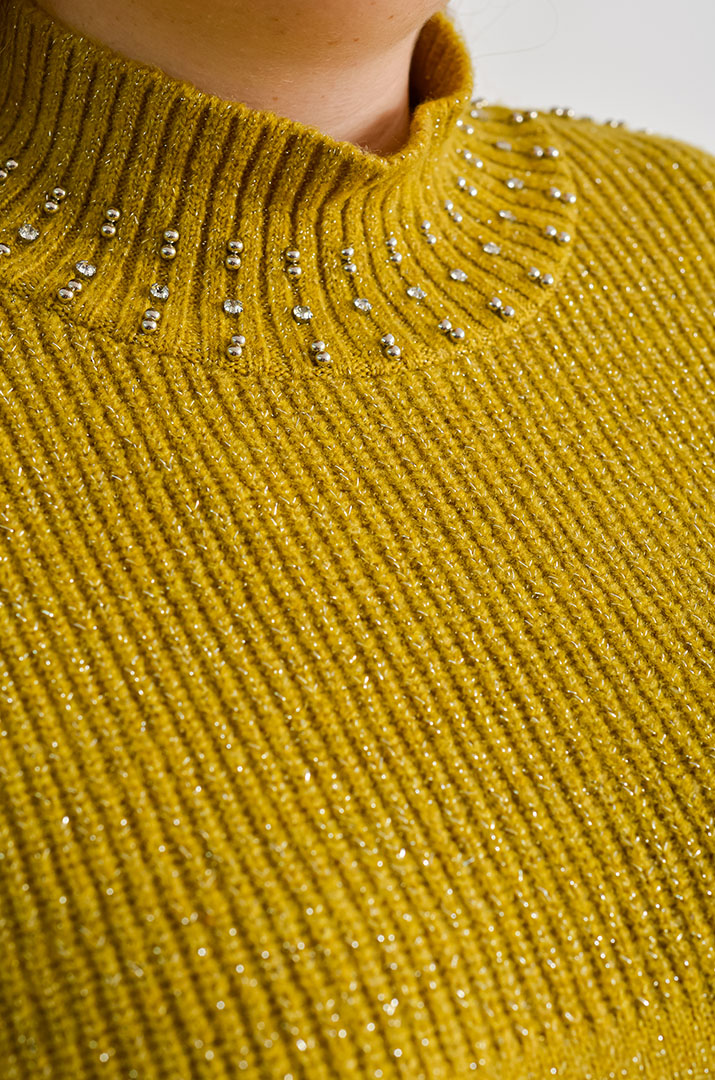 Светр з фактурною в’язкою та декором з намистим великих розмірів