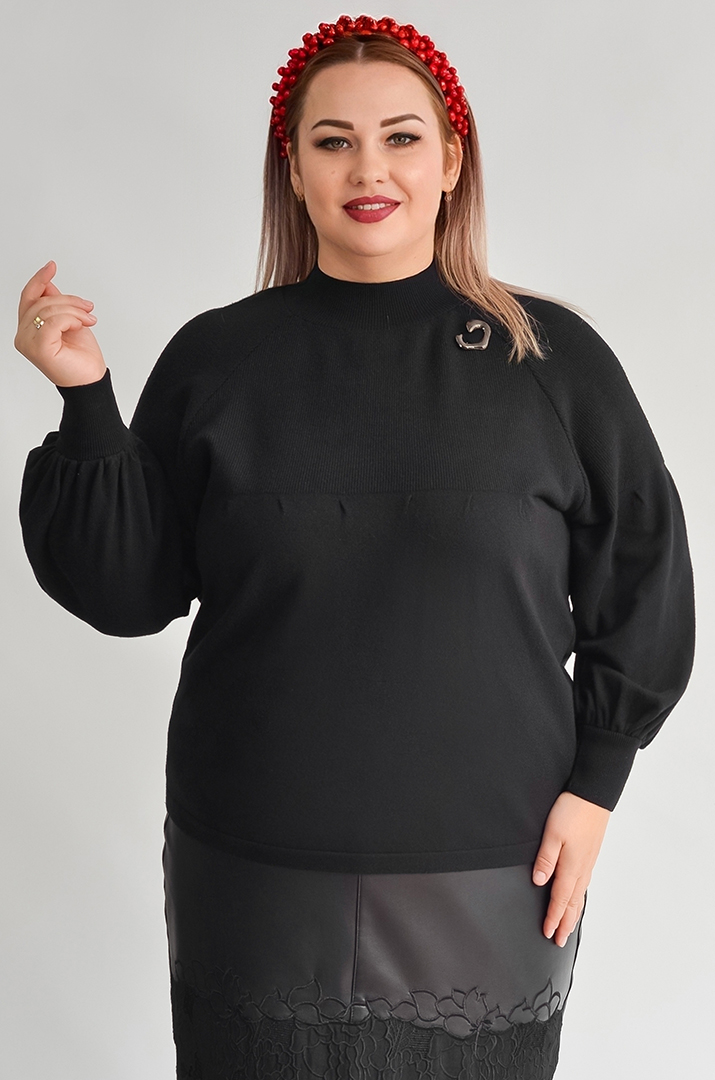 Короткий светр з декоративною брошкою та рукавами-реглан великих розмірів