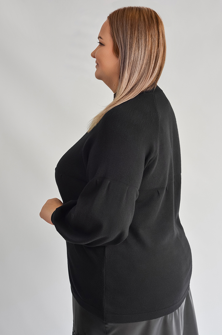 Короткий светр з декоративною брошкою та рукавами-реглан великих розмірів