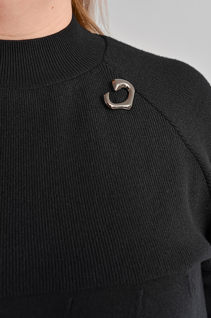 Короткий светр з декоративною брошкою та рукавами-реглан великих розмірів